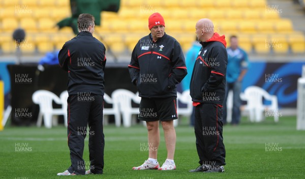 10.09.11 - Wales Rugby Captains Run - Head coach Warren Gatland talks to Rob Howley(L) and Shaun Edwards during training. 