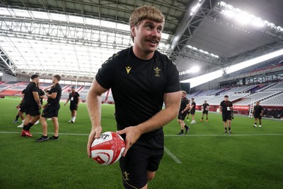 110725 - Wales Rugby Captains Run the day beofre their final tour match against Japan - Aaron Wainwright during training