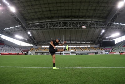 110725 - Wales Rugby Captains Run the day beofre their final tour match against Japan - Ben Thomas during training