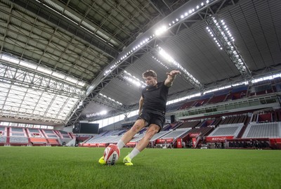 110725 - Wales Rugby Captains Run the day beofre their final tour match against Japan - Dan Edwards during training