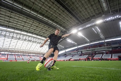 110725 - Wales Rugby Captains Run the day beofre their final tour match against Japan - Sam Costelow during training