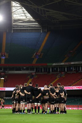 130326 - Wales Rugby Captains Run ahead of their last Six Nations game against Italy - Wales team huddle