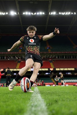 130326 - Wales Rugby Captains Run ahead of their last Six Nations game against Italy - Dan Edwards during training