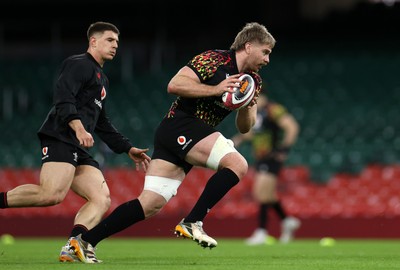 130326 - Wales Rugby Captains Run ahead of their last Six Nations game against Italy - Aaron Wainwright during training