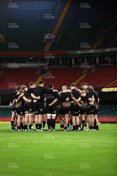130326 - Wales Rugby Captains Run ahead of their last Six Nations game against Italy - Wales team huddle