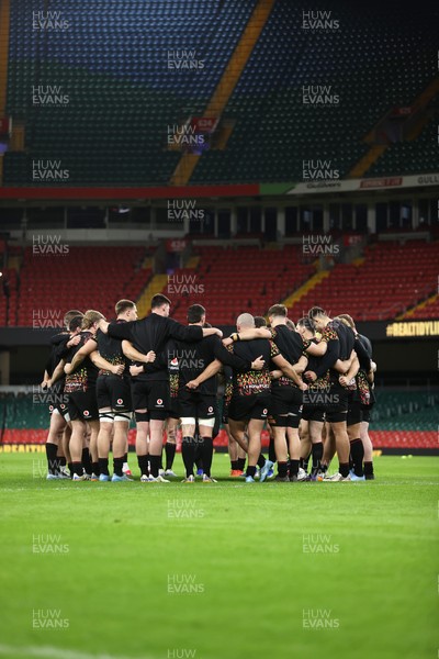 130326 - Wales Rugby Captains Run ahead of their last Six Nations game against Italy - Wales team huddle