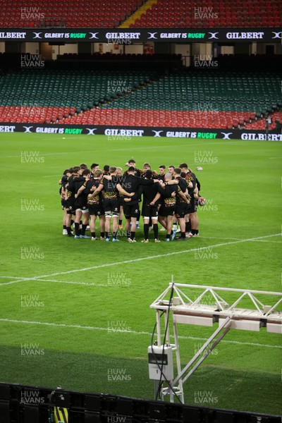 130326 - Wales Rugby Captains Run ahead of their last Six Nations game against Italy - Wales team huddle
