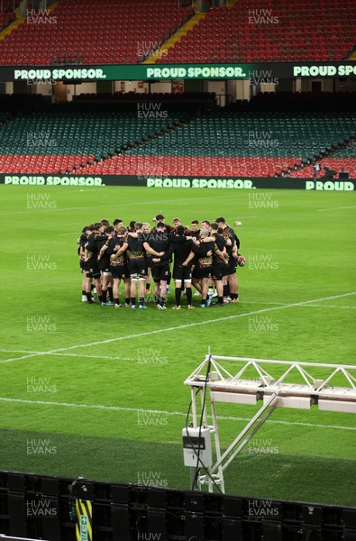 130326 - Wales Rugby Captains Run ahead of their last Six Nations game against Italy - Wales team huddle