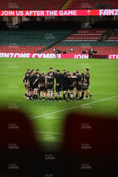 130326 - Wales Rugby Captains Run ahead of their last Six Nations game against Italy - Wales team huddle