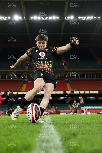 130326 - Wales Rugby Captains Run ahead of their last Six Nations game against Italy - Dan Edwards during training