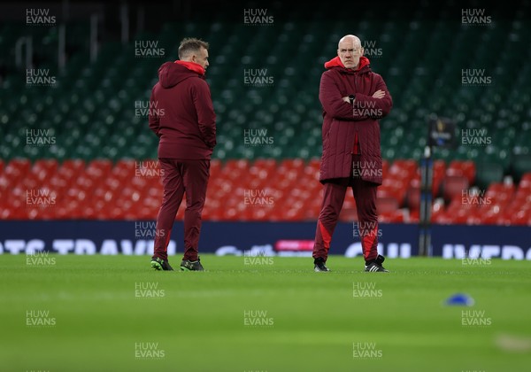 130326 - Wales Rugby Captains Run ahead of their last Six Nations game against Italy - Steve Tandy, Head Coach and Danny Wilson, Assistant Coach during training