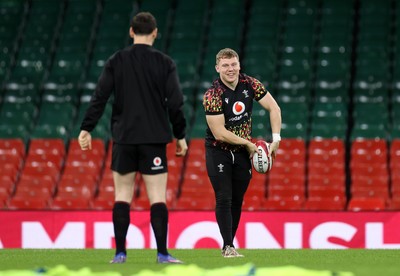 140226 - Wales Rugby Captains Run ahead of their Six Nations game against France tomorrow - Sam Costelow during training