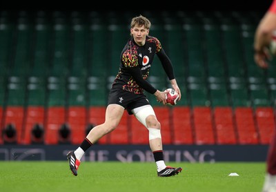140226 - Wales Rugby Captains Run ahead of their Six Nations game against France tomorrow - Ellis Mee during training