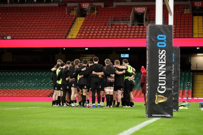 140226 - Wales Rugby Captains Run ahead of their Six Nations game against France tomorrow - Team huddle