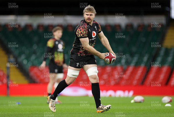 140226 - Wales Rugby Captains Run ahead of their Six Nations game against France tomorrow - Aaron Wainwright during training