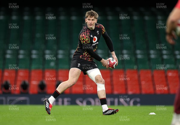 140226 - Wales Rugby Captains Run ahead of their Six Nations game against France tomorrow - Ellis Mee during training