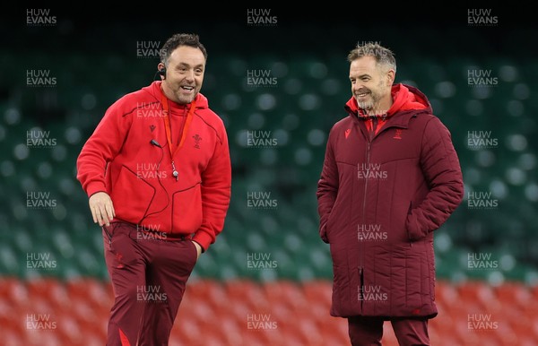 140226 - Wales Rugby Captains Run ahead of their Six Nations game against France tomorrow - Matt Sherratt, Attack Coach and Danny Wilson, Assistant Coach during training