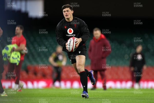 140226 - Wales Rugby Captains Run ahead of their Six Nations game against France tomorrow - Louis Rees-Zammit during training