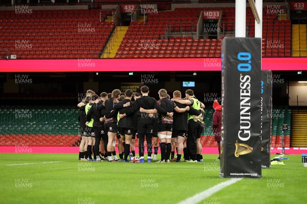140226 - Wales Rugby Captains Run ahead of their Six Nations game against France tomorrow - Team huddle