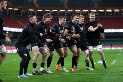 140325 - Wales Rugby Captains Run the day before their final Six Nations game against England - Tomos Williams, Ellis Mee, Elliot Dee, Max Llewellyn, Jac Morgan and Aaron Wainwright during training