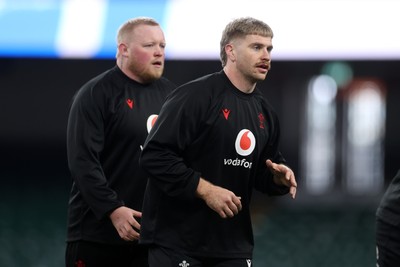 140325 - Wales Rugby Captains Run the day before their final Six Nations game against England - Keiron Assiratti and Aaron Wainwright during training