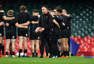 140325 - Wales Rugby Captains Run the day before their final Six Nations game against England - Matt Sherratt, Head Coach during training