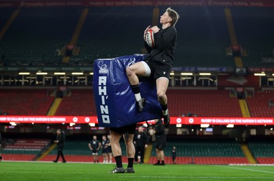 140325 - Wales Rugby Captains Run the day before their final Six Nations game against England - Ellis Mee during training