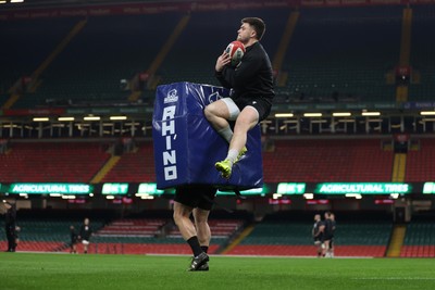 140325 - Wales Rugby Captains Run the day before their final Six Nations game against England - Joe Roberts during training