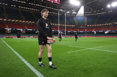 140325 - Wales Rugby Captains Run the day before their final Six Nations game against England - Ellis Mee during training