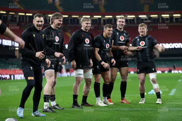 140325 - Wales Rugby Captains Run the day before their final Six Nations game against England - Tomos Williams, Ellis Mee, Elliot Dee, Max Llewellyn and Jac Morgan during training