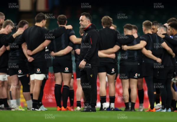 140325 - Wales Rugby Captains Run the day before their final Six Nations game against England - Matt Sherratt, Head Coach during training