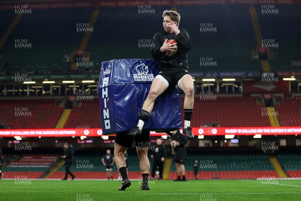 140325 - Wales Rugby Captains Run the day before their final Six Nations game against England - Ellis Mee during training