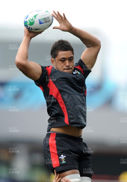 14.10.11 - Wales Rugby Captains Run - Toby Faletau during training. 