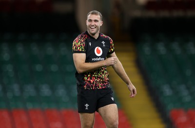 141125 - Wales Rugby Captains Run ahead of their game against Japan - Max Llewellyn during training
