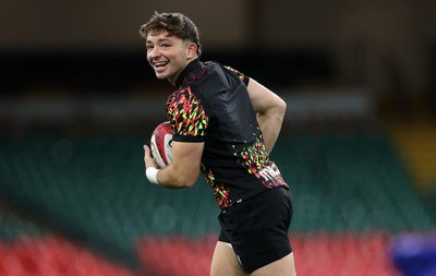 141125 - Wales Rugby Captains Run ahead of their game against Japan - Dan Edwards during training