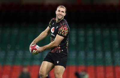 141125 - Wales Rugby Captains Run ahead of their game against Japan - Max Llewellyn during training