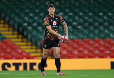 141125 - Wales Rugby Captains Run ahead of their game against Japan - Louis Rees-Zammit during training