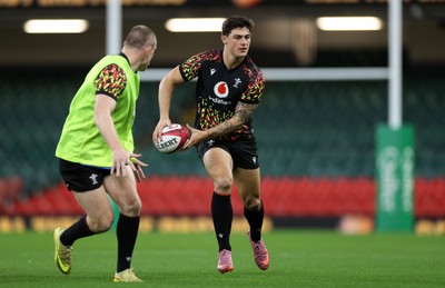 141125 - Wales Rugby Captains Run ahead of their game against Japan - Louis Rees-Zammit during training