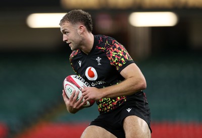 141125 - Wales Rugby Captains Run ahead of their game against Japan - Max Llewellyn during training