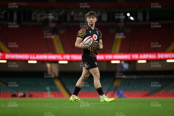 141125 - Wales Rugby Captains Run ahead of their game against Japan - Dan Edwards during training