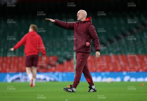 141125 - Wales Rugby Captains Run ahead of their game against Japan - Steve Tandy, Head Coach during training
