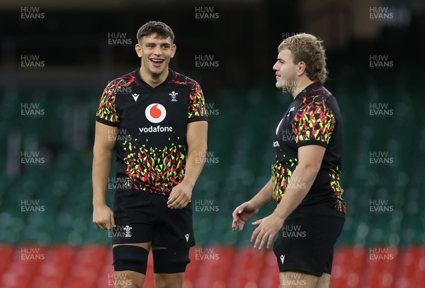 141125 - Wales Rugby Captains Run ahead of their game against Japan - Dafydd Jenkins and Archie Griffin during training