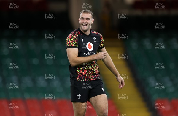 141125 - Wales Rugby Captains Run ahead of their game against Japan - Max Llewellyn during training