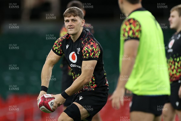141125 - Wales Rugby Captains Run ahead of their game against Japan - Alex Mann during training