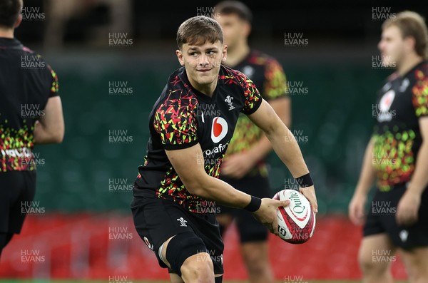 141125 - Wales Rugby Captains Run ahead of their game against Japan - Alex Mann during training