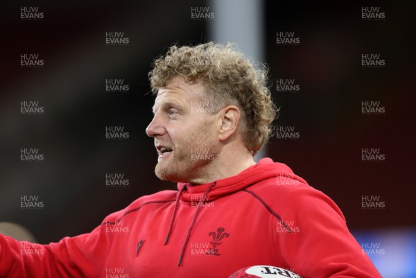 141125 - Wales Rugby Captains Run ahead of their game against Japan - Duncan Jones, Scrum Coach during training