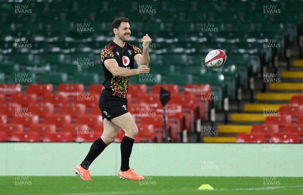 141125 - Wales Rugby Captains Run ahead of their game against Japan - Tomos Williams during training