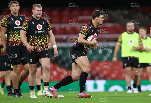 141125 - Wales Rugby Captains Run ahead of their game against Japan - Louis Rees-Zammit during training
