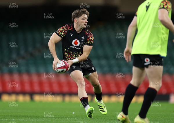 141125 - Wales Rugby Captains Run ahead of their game against Japan - Dan Edwards during training