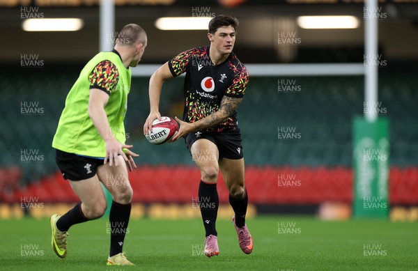 141125 - Wales Rugby Captains Run ahead of their game against Japan - Louis Rees-Zammit during training